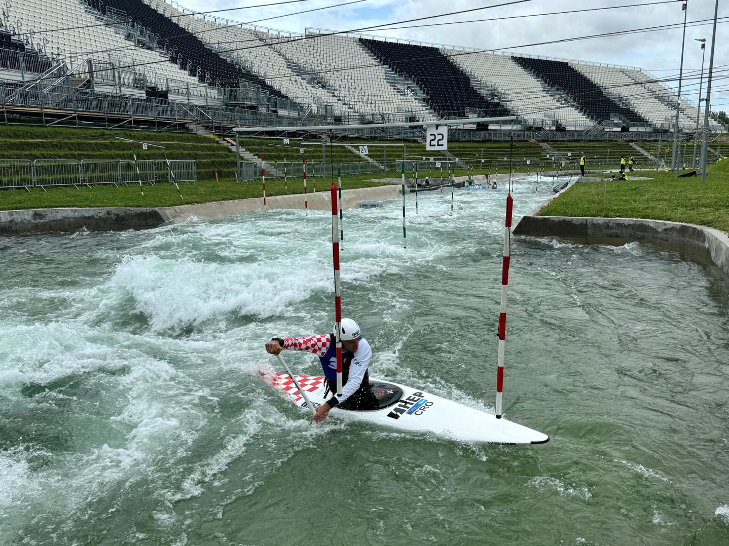 Matija Marinić na kanu slalom stazi u Parizu, 2024.